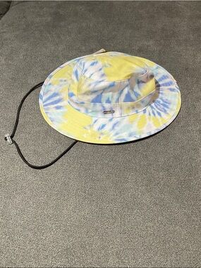 NWT- Steve Madden Tie-Dye Bucket Hat in Yellow & Blue